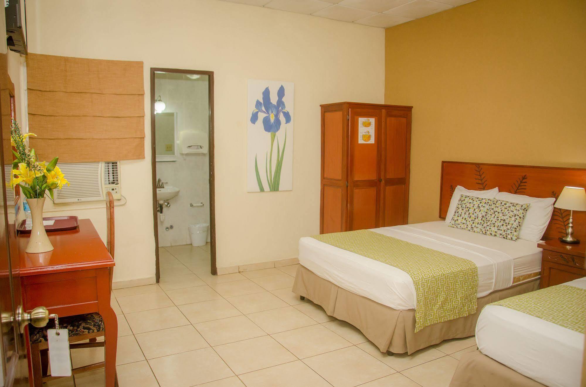 Hotel Residencial Cervantes David Esterno foto